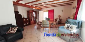 SALON Chalet de 3 dormitorios, con 1 baño y 1 aseo a 450m de la playa en el km 4 de la ctra. de las Marinas en Dénia. 
