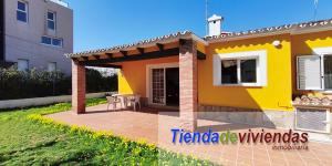 TERRAZA Chalet de 3 dormitorios, con 1 baño y 1 aseo a 450m de la playa en el km 4 de la ctra. de las Marinas en Dénia. 