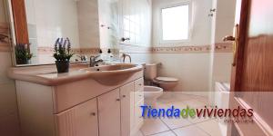 BAÑO Chalet de 3 dormitorios, con 1 baño y 1 aseo a 450m de la playa en el km 4 de la ctra. de las Marinas en Dénia. 