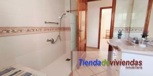 BAÑO Chalet de 3 dormitorios, con 1 baño y 1 aseo a 450m de la playa en el km 4 de la ctra. de las Marinas en Dénia. 