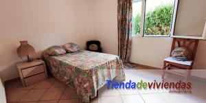 DORMITORIO Chalet de 3 dormitorios, con 1 baño y 1 aseo a 450m de la playa en el km 4 de la ctra. de las Marinas en Dénia. 