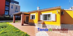 FACHADA Chalet de 3 dormitorios, con 1 baño y 1 aseo a 450m de la playa en el km 4 de la ctra. de las Marinas en Dénia. 