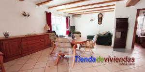 SALON Chalet de 3 dormitorios, con 1 baño y 1 aseo a 450m de la playa en el km 4 de la ctra. de las Marinas en Dénia. 