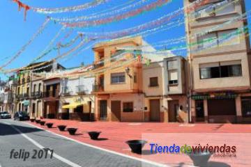 FACHADA Piso en la calle mayor de Vergel completamente reformado. Consta de amplio salón comedor soleado con cocina americana, lavadero, balcón,  3 dormitorios dobles y 2 baños.Gran solarium y trastero. Finca con 3 inmuebles (uno por planta). 
