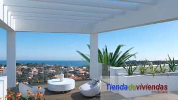 TERRAZA Moderno chalet en parcela de 900m² con vistas al mar. 4 dormitorios y 3 baños. Jardín y piscina privada.
