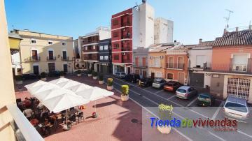 VISTAS Piso en la calle mayor de Vergel completamente reformado. Consta de amplio salón comedor soleado con cocina americana, lavadero, balcón,  3 dormitorios dobles y 2 baños.Gran solarium y trastero. Finca con 3 inmuebles (uno por planta). 