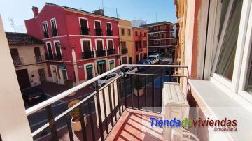 BALCÓN Piso en la calle mayor de Vergel completamente reformado. Consta de amplio salón comedor soleado con cocina americana, lavadero, balcón,  3 dormitorios dobles y 2 baños.Gran solarium y trastero. Finca con 3 inmuebles (uno por planta). 