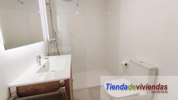 BAÑO Piso en la calle mayor de Vergel completamente reformado. Consta de amplio salón comedor soleado con cocina americana, lavadero, balcón,  3 dormitorios dobles y 2 baños.Gran solarium y trastero. Finca con 3 inmuebles (uno por planta). 