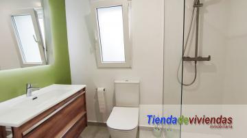 BAÑO Piso en la calle mayor de Vergel completamente reformado. Consta de amplio salón comedor soleado con cocina americana, lavadero, balcón,  3 dormitorios dobles y 2 baños.Gran solarium y trastero. Finca con 3 inmuebles (uno por planta). 