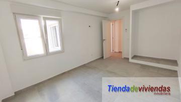 DORMITORIO Piso en la calle mayor de Vergel completamente reformado. Consta de amplio salón comedor soleado con cocina americana, lavadero, balcón,  3 dormitorios dobles y 2 baños.Gran solarium y trastero. Finca con 3 inmuebles (uno por planta). 
