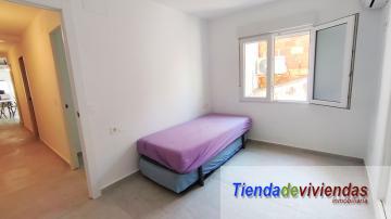 DORMITORIO Piso en la calle mayor de Vergel completamente reformado. Consta de amplio salón comedor soleado con cocina americana, lavadero, balcón,  3 dormitorios dobles y 2 baños.Gran solarium y trastero. Finca con 3 inmuebles (uno por planta). 