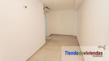 DORMITORIO Piso en la calle mayor de Vergel completamente reformado. Consta de amplio salón comedor soleado con cocina americana, lavadero, balcón,  3 dormitorios dobles y 2 baños.Gran solarium y trastero. Finca con 3 inmuebles (uno por planta). 