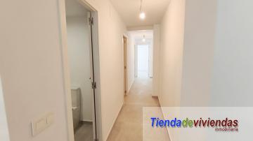 PASILLO Piso en la calle mayor de Vergel completamente reformado. Consta de amplio salón comedor soleado con cocina americana, lavadero, balcón,  3 dormitorios dobles y 2 baños.Gran solarium y trastero. Finca con 3 inmuebles (uno por planta). 