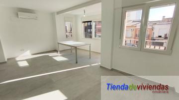 SALON Piso en la calle mayor de Vergel completamente reformado. Consta de amplio salón comedor soleado con cocina americana, lavadero, balcón,  3 dormitorios dobles y 2 baños.Gran solarium y trastero. Finca con 3 inmuebles (uno por planta). 