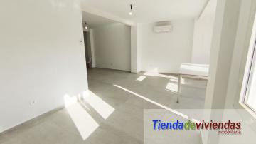 SALON Piso en la calle mayor de Vergel completamente reformado. Consta de amplio salón comedor soleado con cocina americana, lavadero, balcón,  3 dormitorios dobles y 2 baños.Gran solarium y trastero. Finca con 3 inmuebles (uno por planta). 