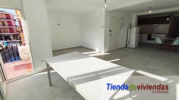 SALON Piso en la calle mayor de Vergel completamente reformado. Consta de amplio salón comedor soleado con cocina americana, lavadero, balcón,  3 dormitorios dobles y 2 baños.Gran solarium y trastero. Finca con 3 inmuebles (uno por planta). 
