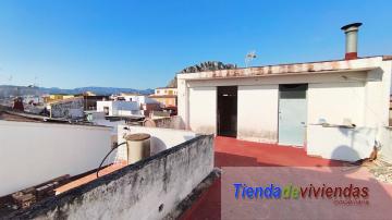 SOLARIUM Piso en la calle mayor de Vergel completamente reformado. Consta de amplio salón comedor soleado con cocina americana, lavadero, balcón,  3 dormitorios dobles y 2 baños.Gran solarium y trastero. Finca con 3 inmuebles (uno por planta). 