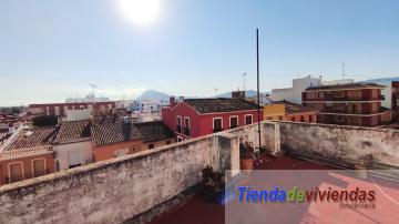 VISTAS Piso en la calle mayor de Vergel completamente reformado. Consta de amplio salón comedor soleado con cocina americana, lavadero, balcón,  3 dormitorios dobles y 2 baños.Gran solarium y trastero. Finca con 3 inmuebles (uno por planta). 