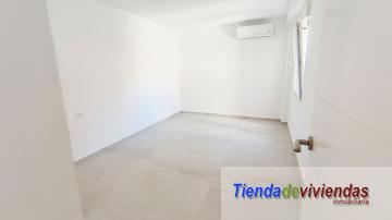 DORMITORIO Piso en la calle mayor de Vergel completamente reformado. Consta de amplio salón comedor soleado con cocina americana, lavadero, balcón,  3 dormitorios dobles y 2 baños.Gran solarium y trastero. Finca con 3 inmuebles (uno por planta). 