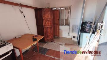 TRASTERO Piso en la calle mayor de Vergel completamente reformado. Consta de amplio salón comedor soleado con cocina americana, lavadero, balcón,  3 dormitorios dobles y 2 baños.Gran solarium y trastero. Finca con 3 inmuebles (uno por planta). 